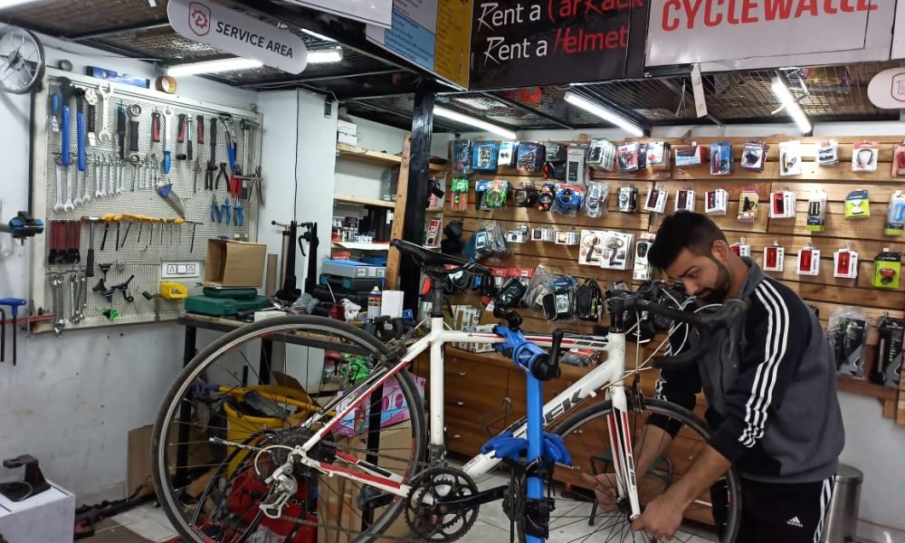 Deepak saini employed at the bikestore-hoshiarpur cyclewalle